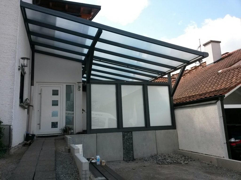 Eingangsüberdachung am Haus, Vordach mit Sichtschutz und Polycarbonat Eindeckung in matt